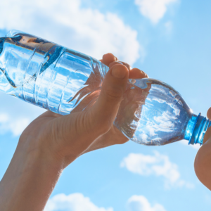 Il est très important de s'hydrater en buvant plus d'un litre d'eau par jour. 