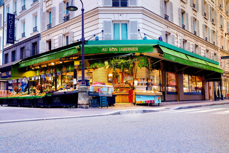 Façade de la boutique Au Bon Jardinier au 34 rue Cler, primeur à Paris 7ème avec étal de fruits et légumes frais
