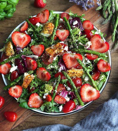Recette Salade d'asperges, fraises et feta grillée sur Chefclub daily